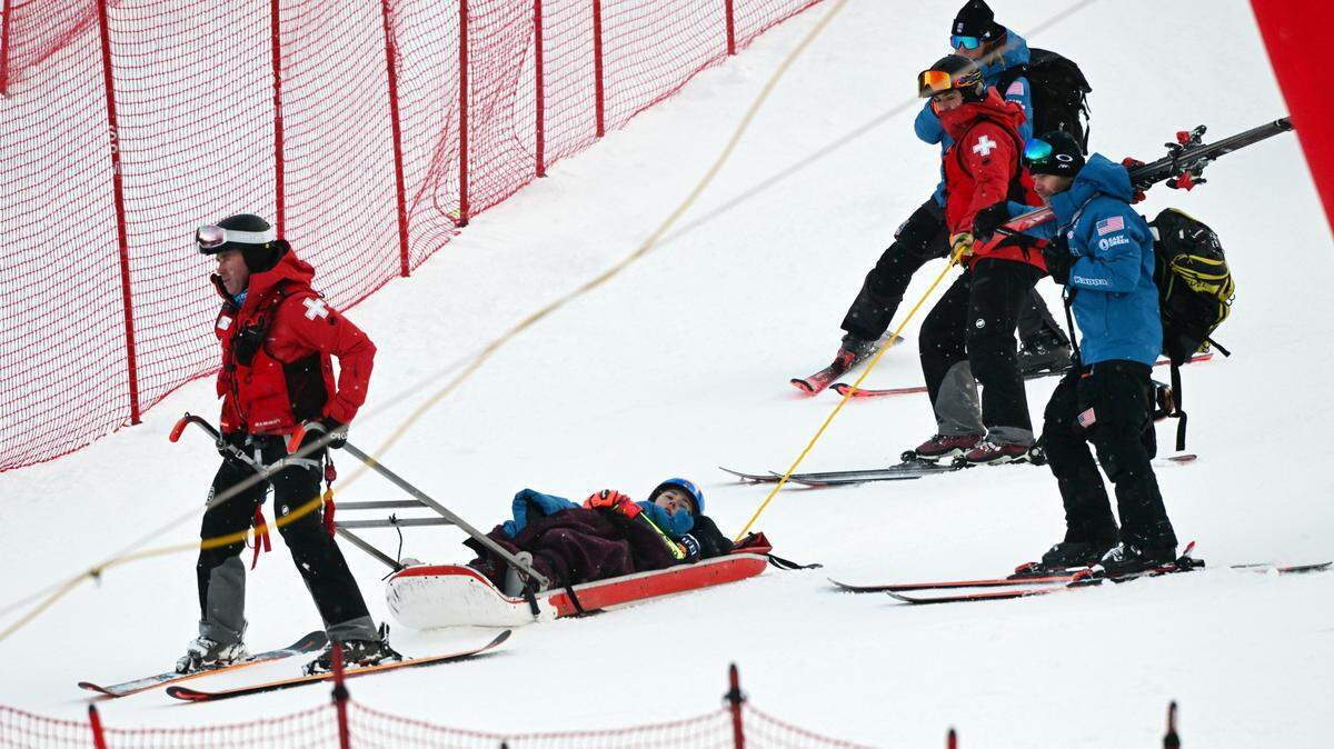 La doble campeona olímpica Mikaela Shiffrin es sacada de la pista en un trineo en la segunda manga del eslalon gigante femenino en la carrera de esquí alpino en Killington, Estados Unidos, el 30 de noviembre de 2024.