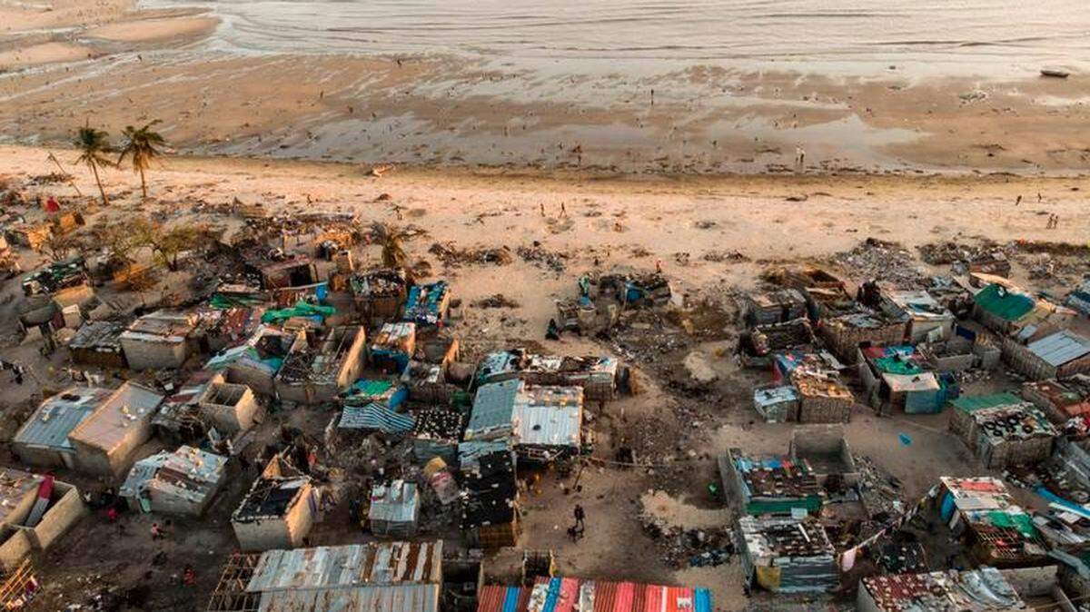 Los escombros y edificios destruidos se pueden ver en esta fotografía aérea sobre el vecindario de Praia Nova en Beira el 1 de abril de 2019. El ciclón Idai llegó a la costa de Mozambique a principios de este mes, devastando la ciudad portuaria de Beira y matando al menos a 700 personas en Mozambique , Zimbabwe y Malawi. El cólera ha infectado al menos a 1,052 personas en la región afectada por el ciclón de Mozambique, dijo el Ministerio de Salud en un nuevo informe el 1 de abril, que marca un aumento masivo de 139 casos reportados hace cuatro días.