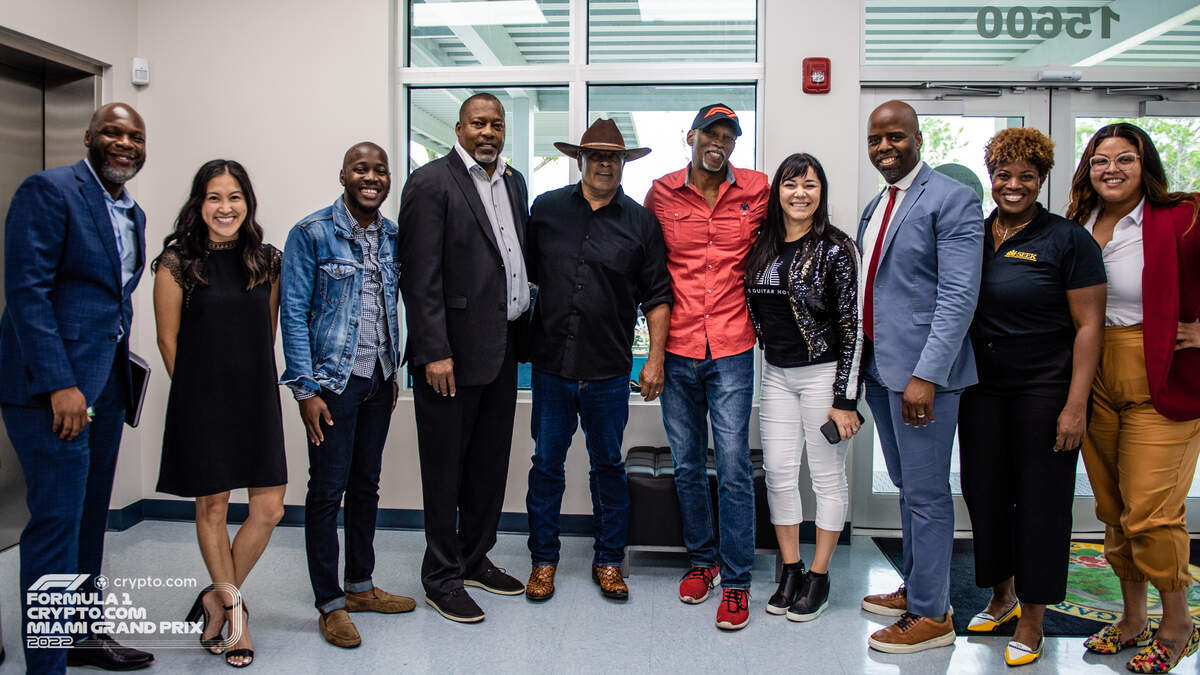 El alcalde de Miami Gardens Rodney Harris, el legendario piloto Willy T Ribbs, el directivo de los Dolphins y del Grand Prix de Miami Jason Jenkins y la vicepresidente del Hard Rock Internacional Gina Morales, entre otros, estuvieron en una actividad del programa F1 en las Escuelas en Miami Gardens.