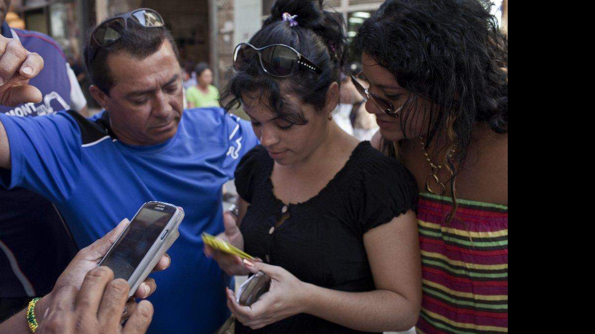 Entre las medidas más destacadas que favorece la Casa Blanca figuran la flexibilización de las restricciones de viaje y del envío de remesas, la autorización para la importación de bienes de Cuba, la facilitación de las transacciones financieras y la apertura a internet y equipos de comunicación.