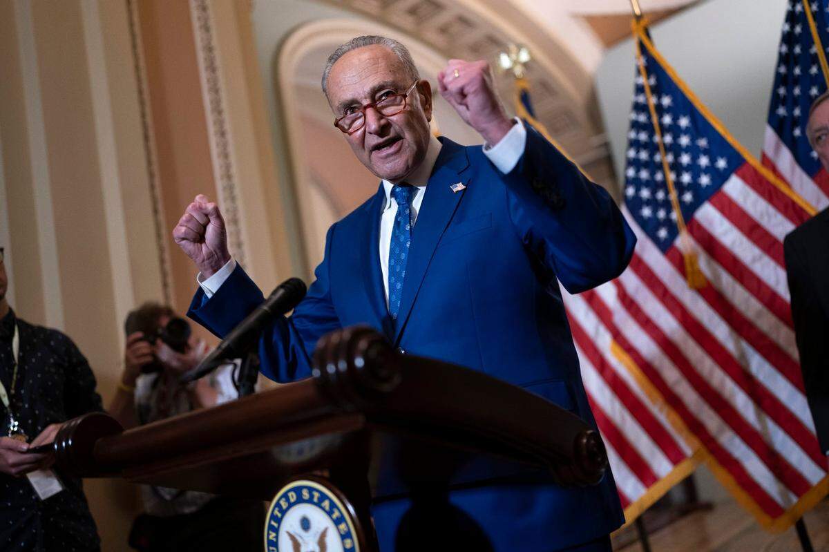 El líder de la mayoría del Senado, el demócrata Chuck Schumer, habla con reporteros de prensa en el Capitolio en Washington, el miércoles 22 de junio de 2022.