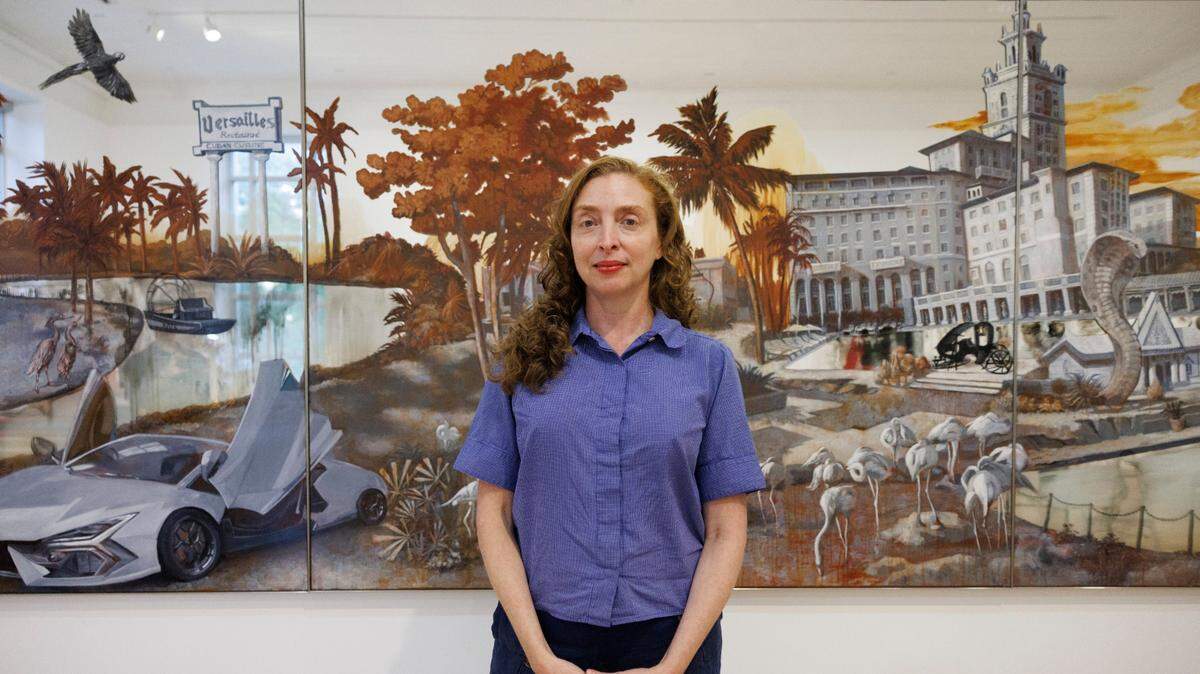 La artista Rachel Feinstein frente a su obra “Panorama of Miami”. La muestra trata sobre la nostalgia de la infancia en Miami y se inspiró en la muerte de sus padres. “No podría haber hecho nada de esto si hubiera crecido en otro lugar”, dijo Feinstein.  