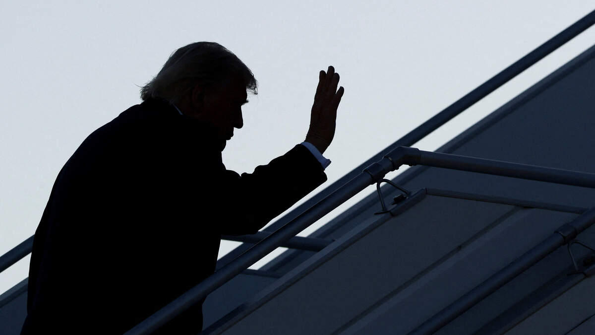 El presidente de Estados Unidos, Donald Trump, sube al Air Force One en el Aeropuerto Internacional de Ginebra, de camino al Aeropuerto de París Orly, tras la Cumbre del G7, en Ginebra, Suiza, el miércoles 17 de junio de 2026.