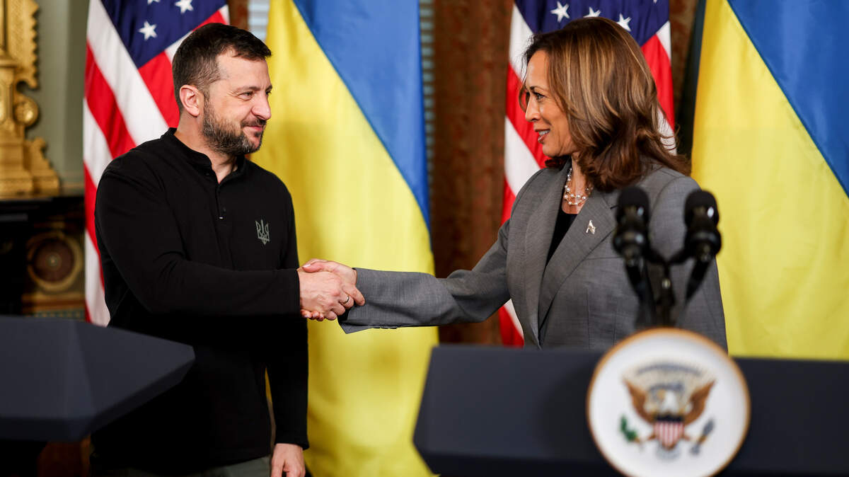 La vicepresidenta de Estados Unidos, Kamala Harris, y el presidente de Ucrania, Volodimir Zelenski, se dan la mano durante una reunión el jueves 26 de septiembre de 2024, en Washington, D.C.