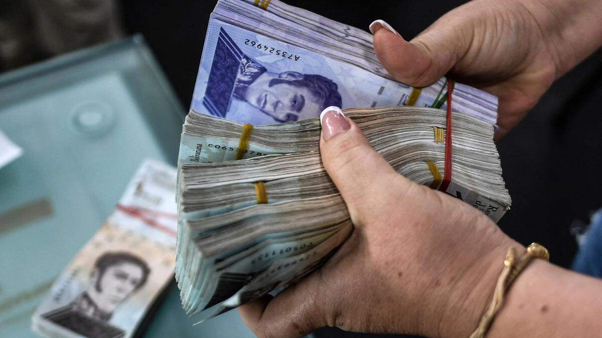 Una trabajadora cuenta bolívares venezolanos en una casa de cambio en La Parada, la zona comercial en la frontera entre Colombia y Venezuela, en la ciudad colombiana de Cúcuta, el 6 de octubre de 2021.