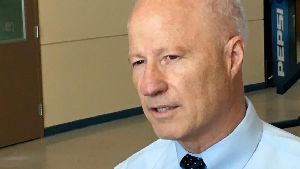 El legislador republicano de Colorado Mike Coffman habla con reporteros, el 1ro de agosto.