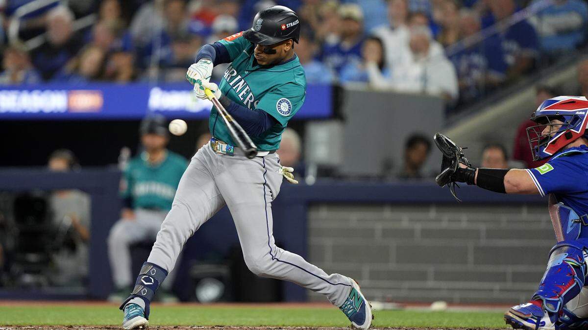 Con otra actuación clave del dominicano Jorge Polanco, los Marineros de Seattle sorprendieron este domingo a los Azulejos de Toronto en su terreno al vencerlos 3-1 en el arranque de la Serie de Campeonato de Liga Americana.