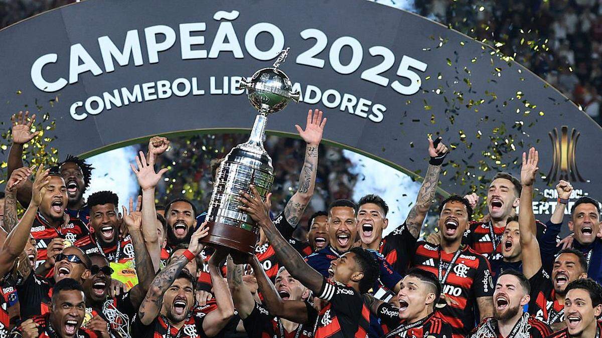 LIMA, PERU - NOVEMBER 29: Giorgian de Arrascaeta and Bruno Henrique of Flamengo lift the Champion's trophy after winning the the 2025 Copa CONMEBOL Libertadores Final match between Palmeiras and Flamengo at Estadio Monumental on November 29, 2025 in Lima, Peru.  (Photo by Buda Mendes/Getty Images)