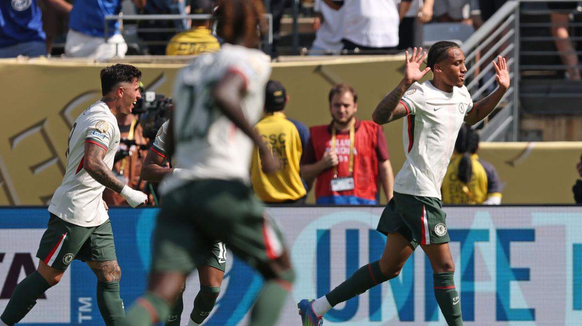 El delantero del Chelsea Joao Pedro pide perdón tras anotar un gol contra el Fluminense en la semifinal del Mundial de Clubes celebrada el 8 de julio de 2025 en el MetLife Stadium, en East Rutherford, Nueva Jersey.