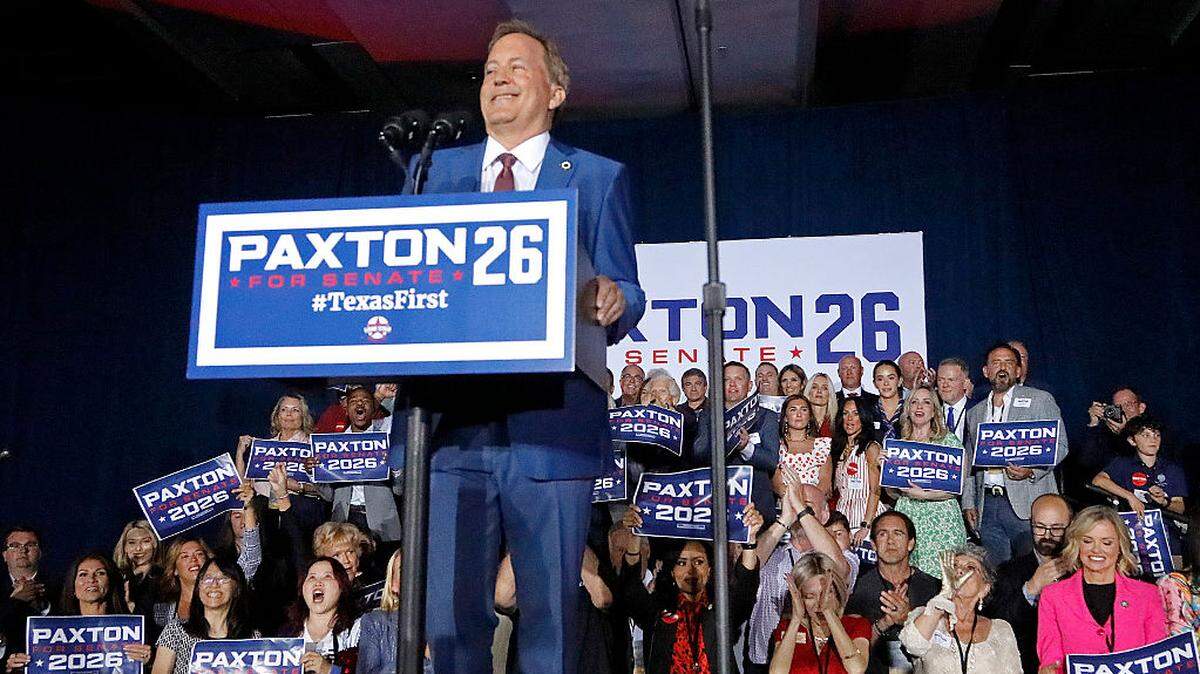 El fiscal general de Texas Ken Paxton celebra con sus seguidores tras vencer al senador John Cornyn en las elecciones primarias republicanas y obtener la candidatura a uno de los dos escaños del estado en el Senado de Estados Unidos, el martes en Plano, Texas.