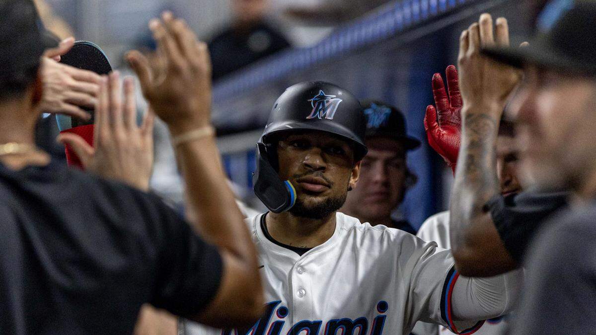 El jardinero cubano de los Marlins Víctor Mesa Jr. es felicitado en el dugout tras batear un doble en el noveno inning en calidad de emergente ante los Nacionales de Washington, en el partido celebrado el 9 de septiembre de 2025 en Miami.