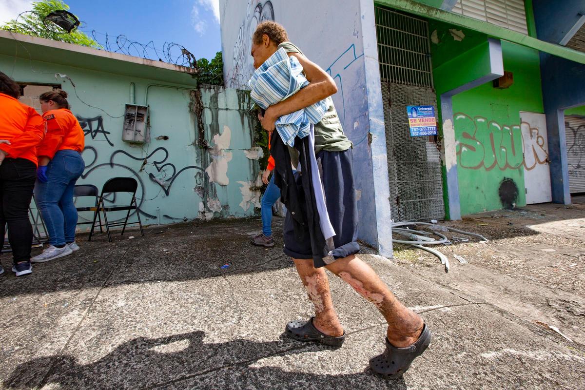 Un equipo de médicos y enfermeras de Iniciativa Comunitaria trata las lesiones a adictos a drogas intravenosas para tratar de mejorar su salud mental, en las calles de Vista Hermosa, en San Juan, Puerto Rico.