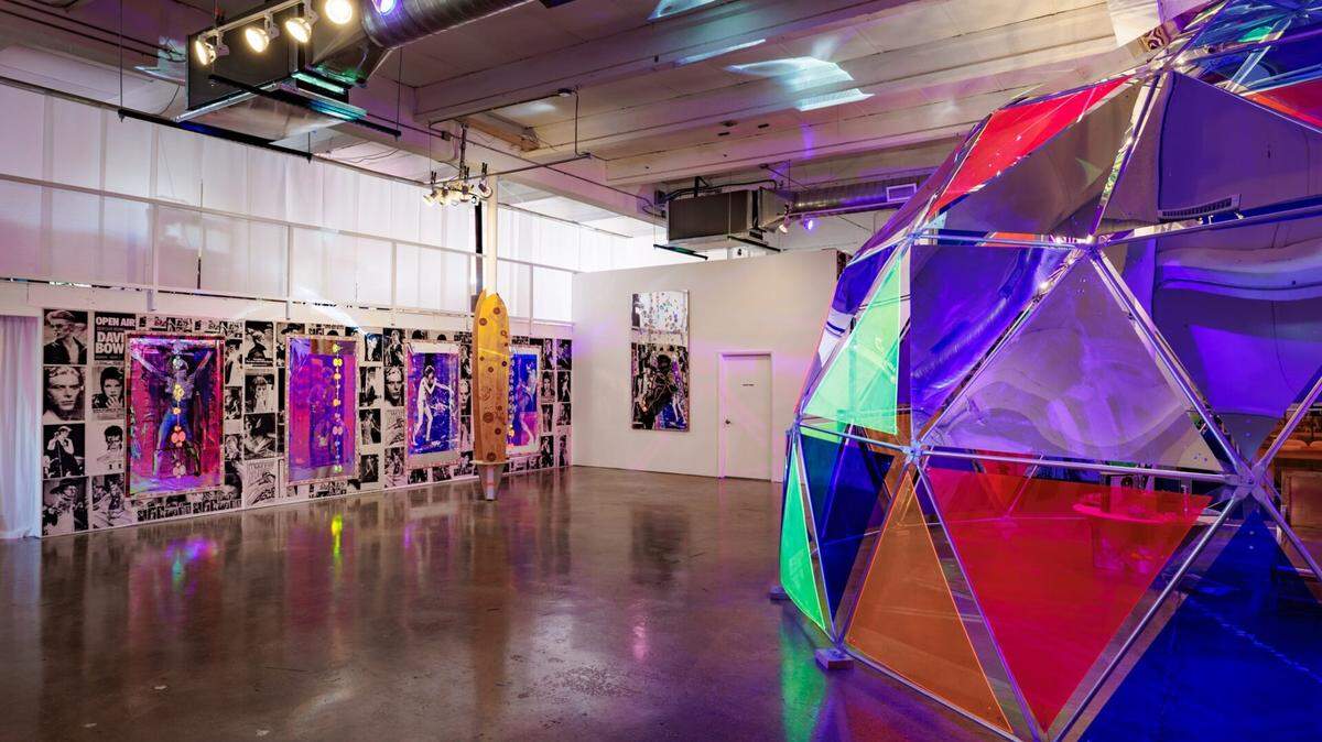 “Blackstar 16/25/60” es la tercera de una trilogía de instalaciones de arte de Tomas Vu inspiradas en David Bowie, actualmente en exhibición en Locust Projects en Little River hasta el sábado 19 de julio.