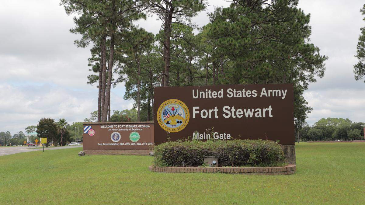 La entrada de la base del Ejército de EE. UU. en Fort Stewart, donde se produjo un tiroteo con tirador activo el miércoles 6 de agosto de 2025 en Hinesville, Georgia.