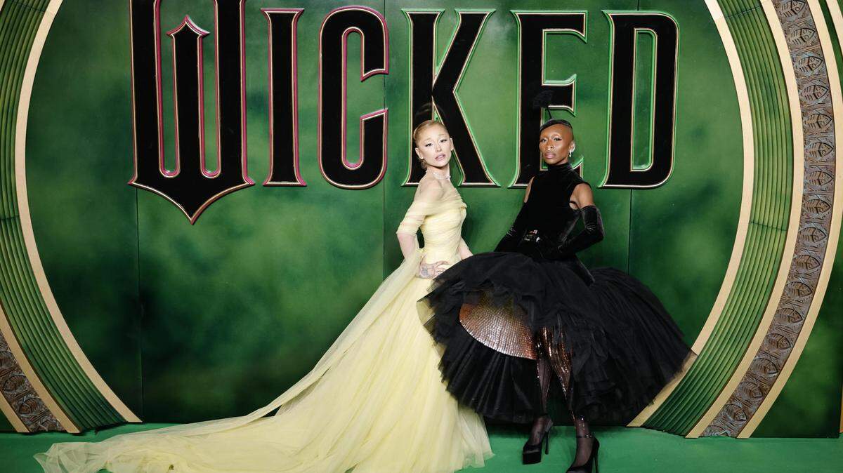 Ariana Grande (izq) y Cynthia Erivo protagonizan el nuevo fenómeno cinematográfico ‘Wicked’.