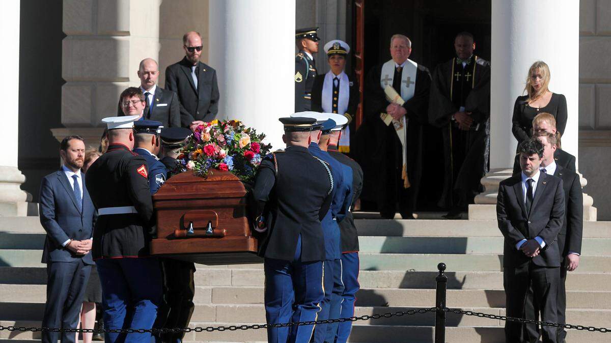 Miembros de las Fuerzas Armadas transportan el féretro con los restos de la exprimera dama Rosalynn Carter, durante un homenaje en la Iglesia Metodista Unida en la Universidad Emory, Atlanta, el martes 28 de noviembre de 2023.