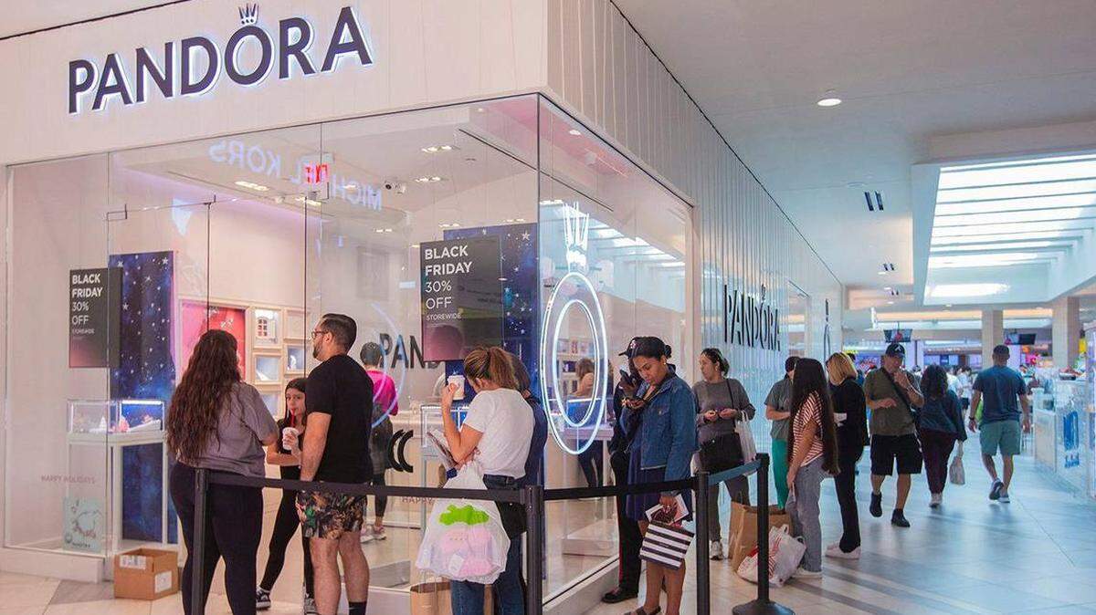 Compradores hacen cola para entrar en la tienda Pandora en el Dadeland Mall, en Kendall, el Black Friday, 29 de noviembre de 2024. 