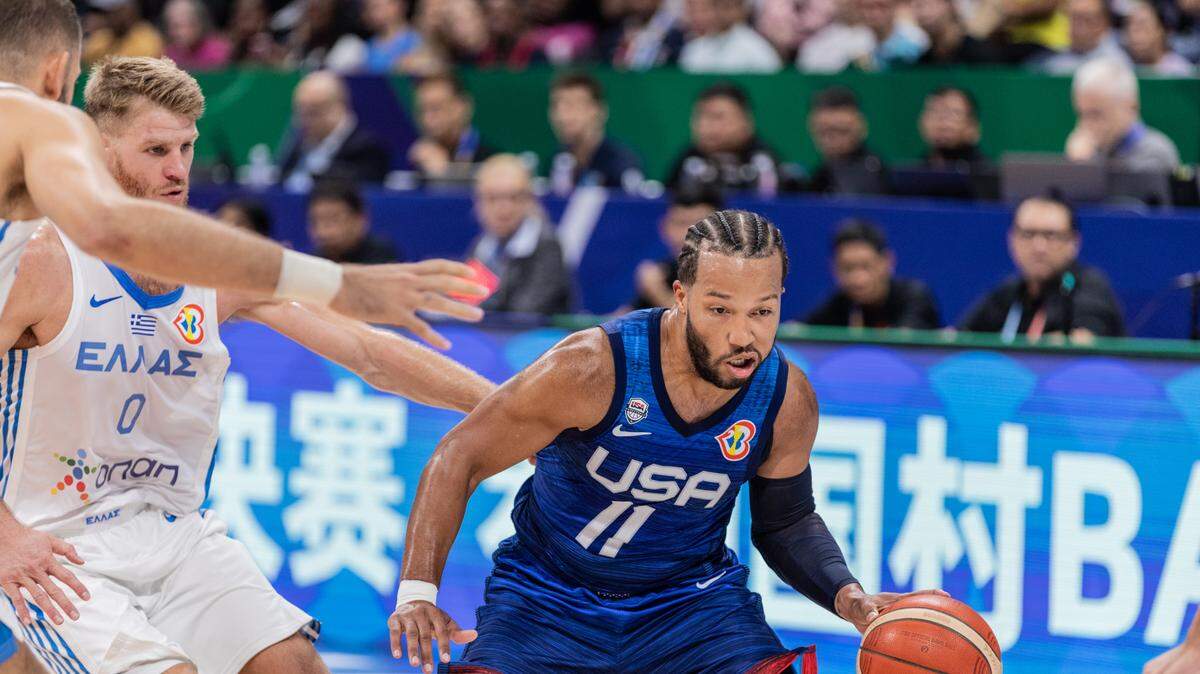 El jugador de Estados Unidos Jalen Brunson (der.) conduce el balón ante la marca de Thomas Walkup, de Greacia, en el partido del Mundial de basquetbol celebrado el 28 de agosto de 2023 en Manila, Filipinas.