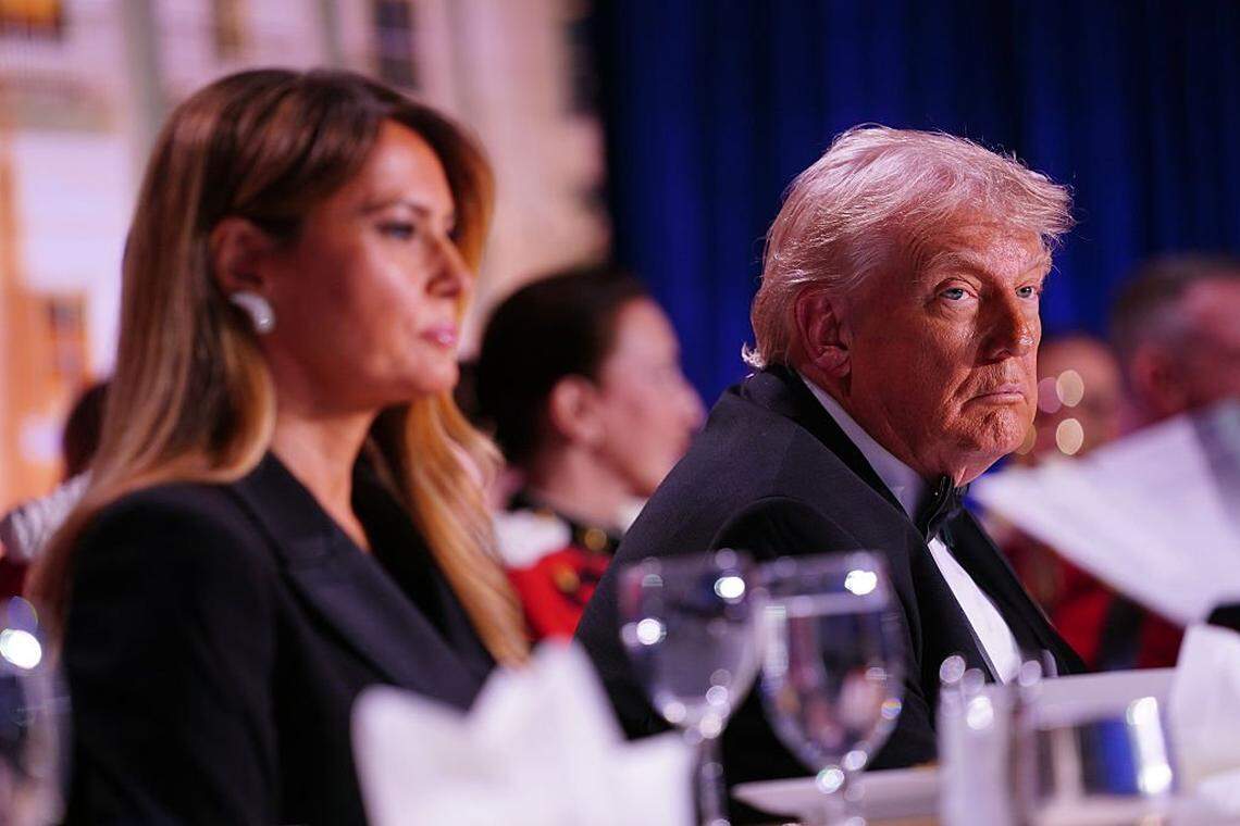 La primera dama Melania Trump y el presidente de los Estados Unidos, Donald Trump, asisten a la cena anual de la Asociación de Corresponsales de la Casa Blanca el 25 de abril de 2026 en Washington, DC. El presidente hace su primera aparición en el evento, el cual había evitado en el pasado.