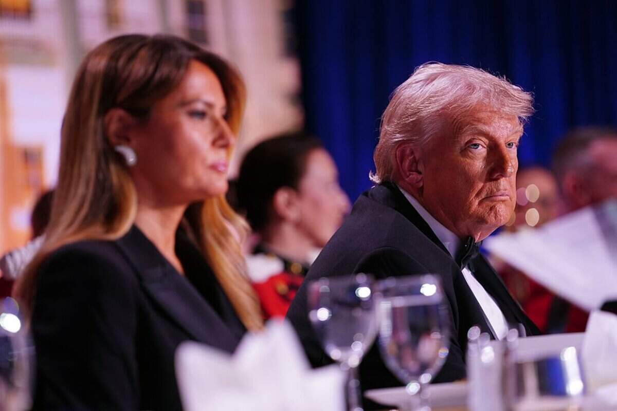 La primera dama Melania Trump y el presidente de los Estados Unidos, Donald Trump, asisten a la cena anual de la Asociación de Corresponsales de la Casa Blanca el 25 de abril de 2026 en Washington, DC. El presidente hace su primera aparición en el evento, el cual había evitado en el pasado.