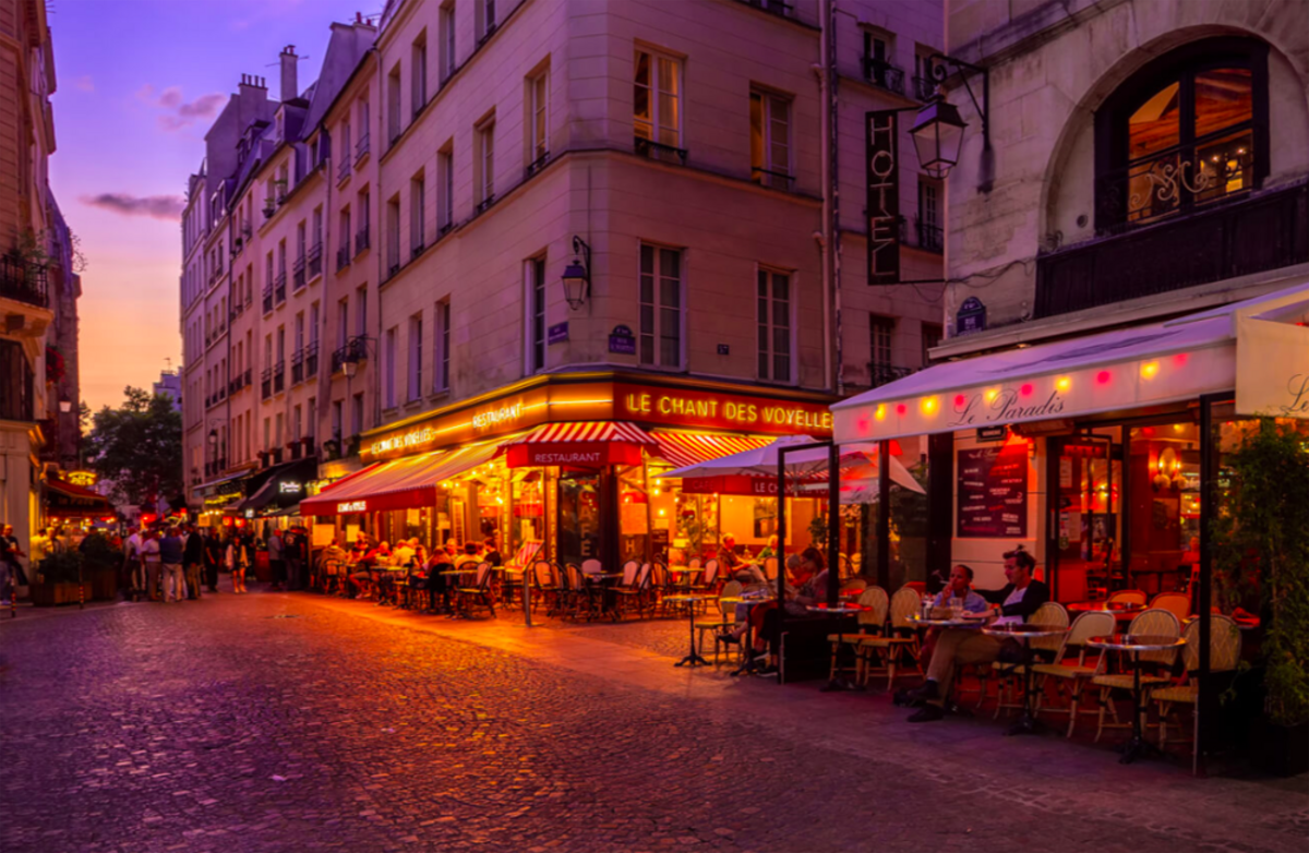 La noche que Le Narcisse propone en París: no hacer más, sino vivir mejor.