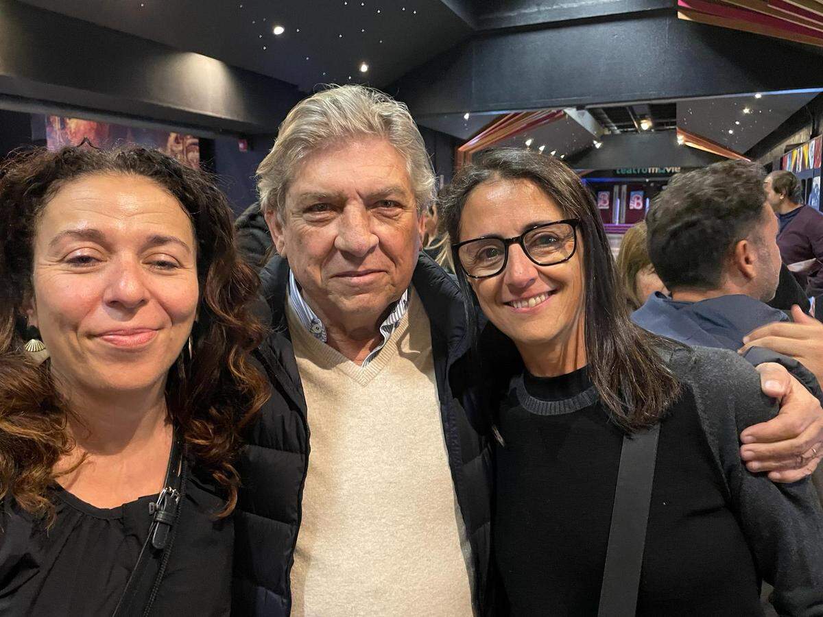 Álvaro Mangino con Sandra Hermida (izquierda) y Belén Atienza, productoras de “La sociedad de la nieve”, en una foto sin fechar.