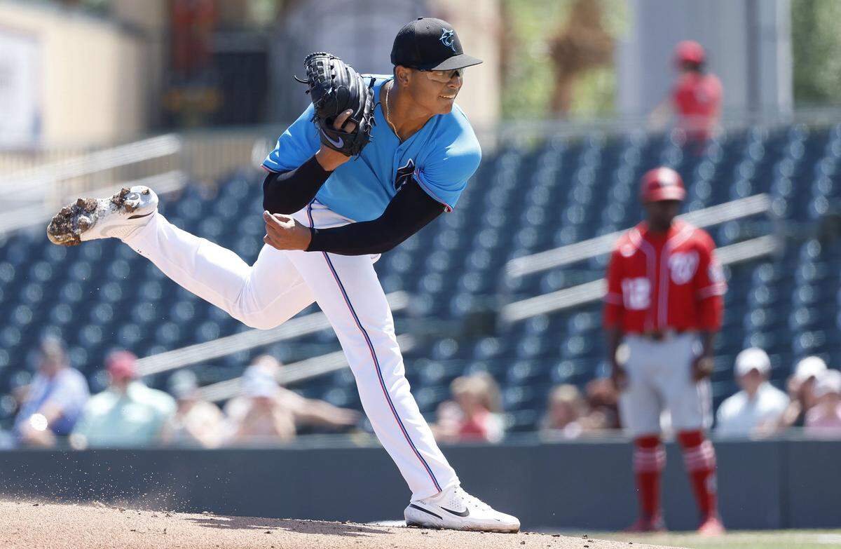 El zurdo de los Marlins Jesús Luzardo lanza ante los Nacionales de Washington en el primer inning del partido de pretemporada celebrado el 26 de marzo de 2023, en el Roger Dean Stadium en Jupiter, Florida.