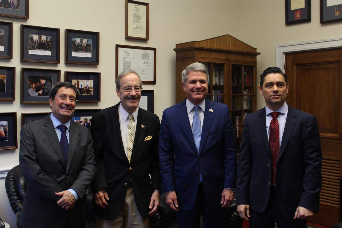 Los embajadores de Colombia y Venezuela en Estados Unidos, Francisco Santos (izq) y Carlos Vecchio (derecha) con el representante federal Eliot Engels (segundo desde la izquierda) y el también representante Michael McCaul (centro), en Washington el 18 de julio de 2019.