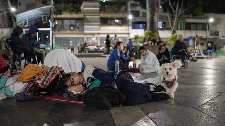 Plazas, avenidas y autos se convierten en refugios tras terremotos en Venezuela