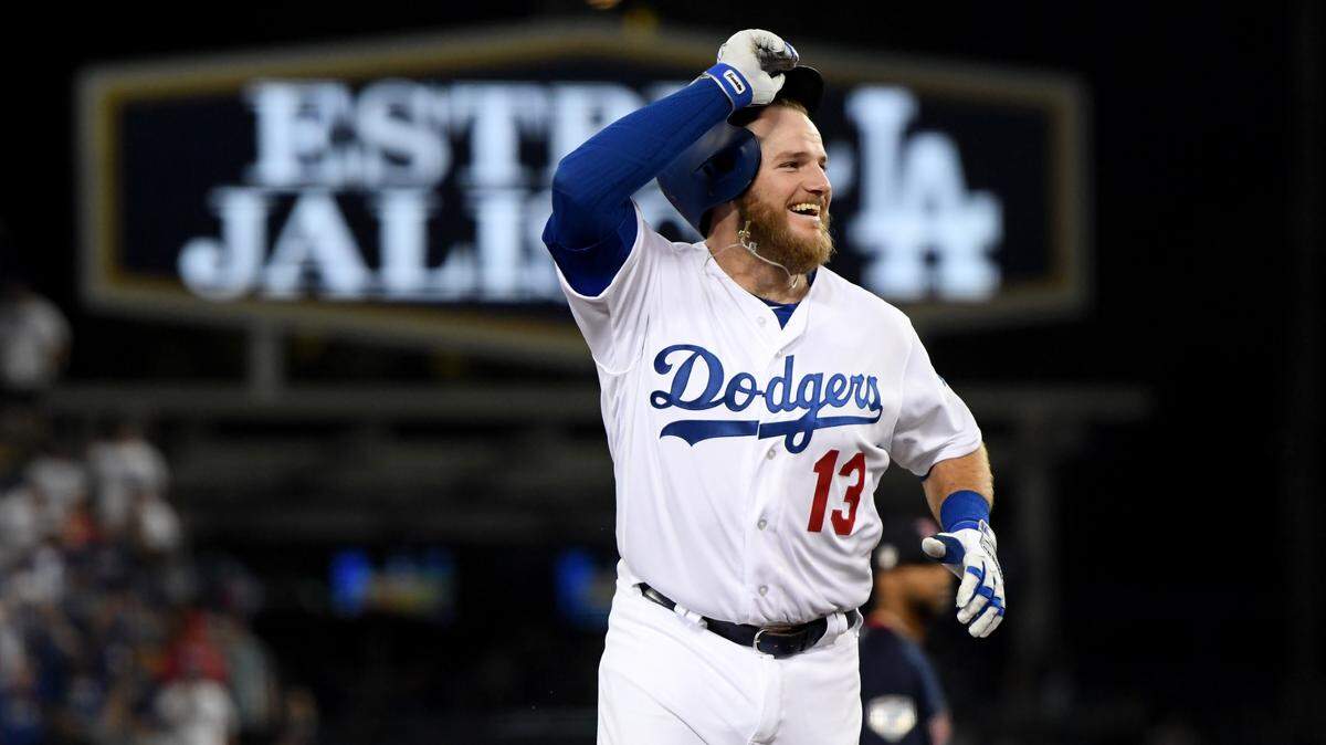 MAX MUNCY celebra su cuadrangular que da el triunfo 3-2 a los Dodgers sobre los Medias Rojas.