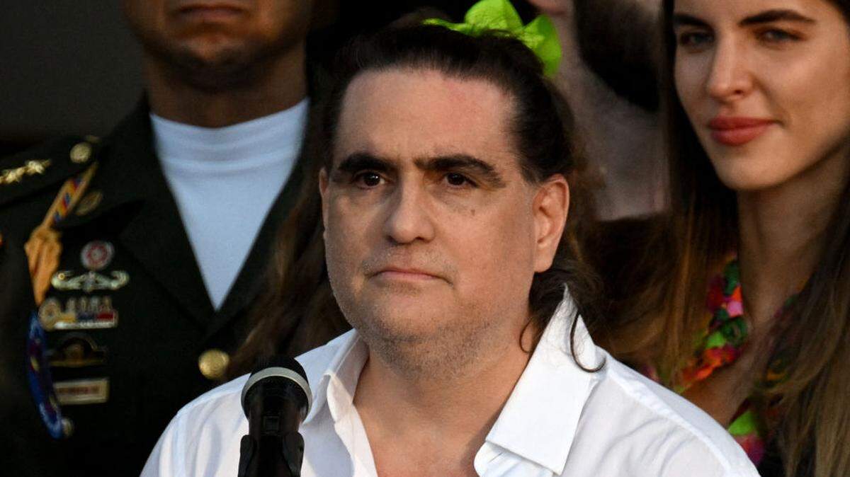 Foto de archivo del empresario colombiano Alex Saab, junto a su esposa, Camilla Fabri (der.), cuando hace su primera aparición pública tras ser liberado por Estados Unidos el 20 de diciembre de 2023, en el Palacio Presidencial de Miraflores, en Caracas.