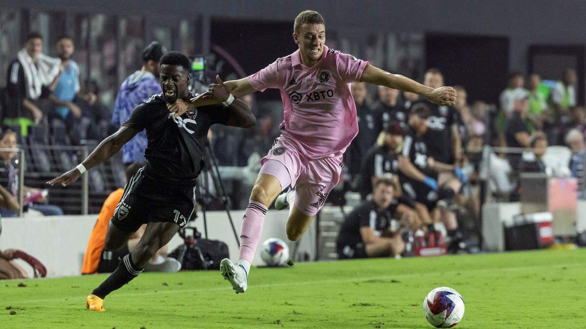 El defensa de Miami Christopher McVey (4) y el delantero del D.C. United Cristian Dájome (12) pugnan por el balón en el partido del sábado 3 de junio de 2023 en el DRV PNK Stadium en Fort Lauderdale, Florida.