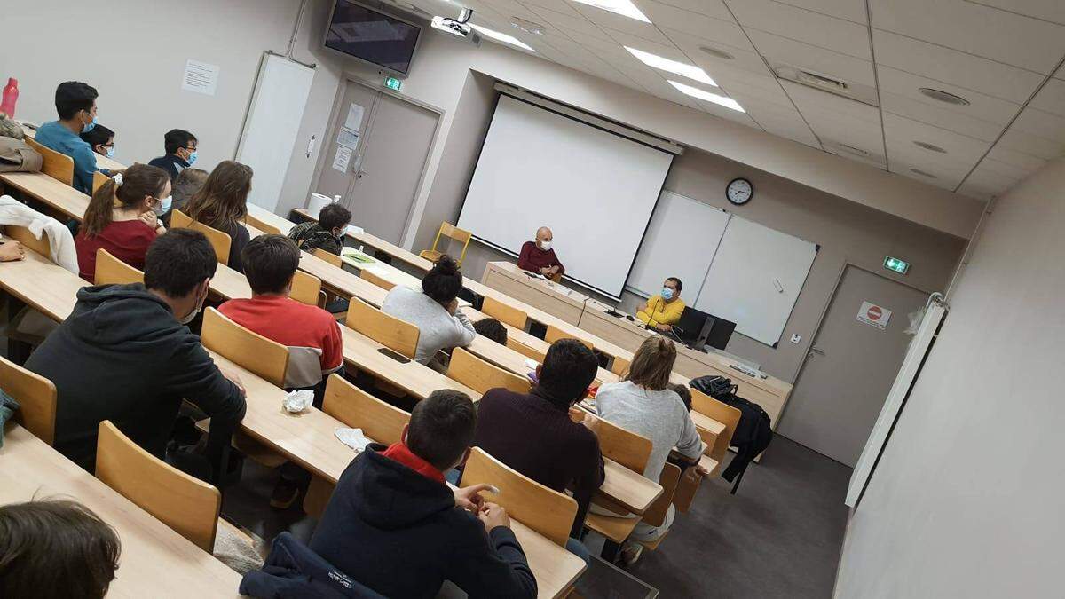 Encuentro en el INSA de Lyon, clase del programa América Latina, profesor Jean Martínez, y el autor William Navarrete.