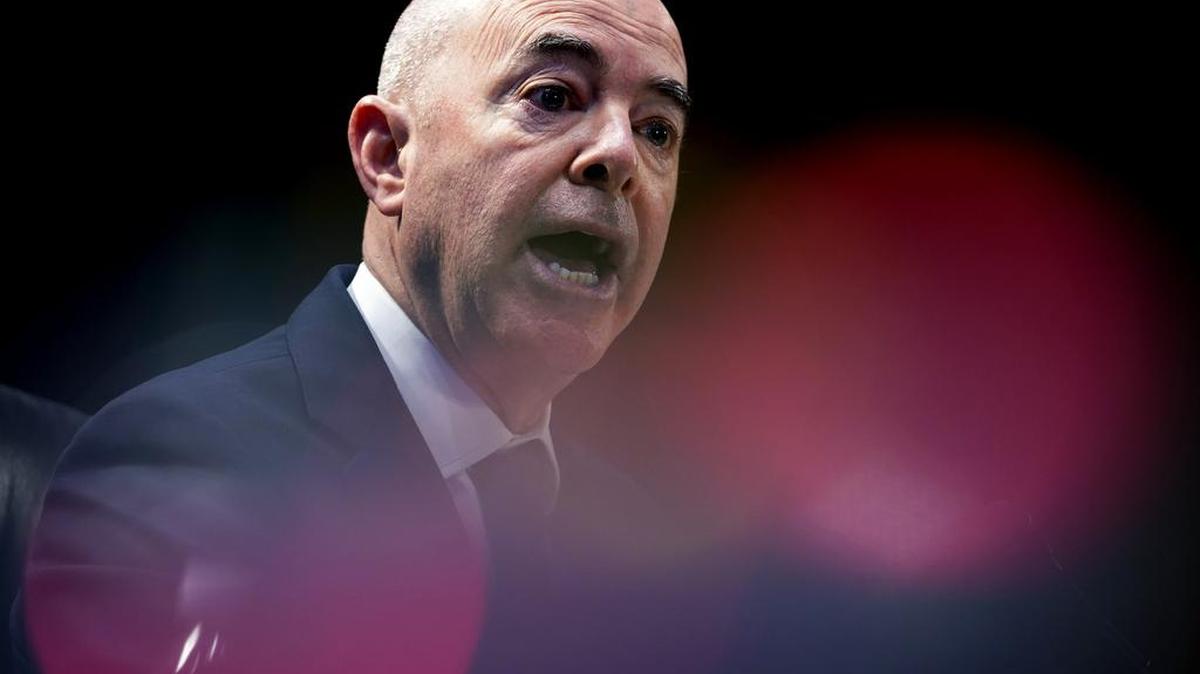 ARCHIVO - El secretario de Seguridad Nacional, Alejandro Mayorkas, habla durante una reunión del Subcomité de Seguridad Nacional de Asignaciones del Senado, el miércoles 4 de mayo de 2022, en el Capitolio de Washington. (Foto AP/Mariam Zuhaib, archivo)