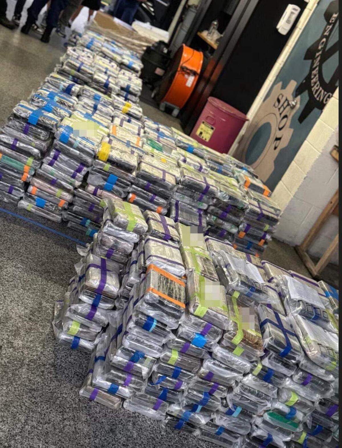 El Servicio Guardacostas y la Oficina de Aduanas y Protección Fronteriza decomisaron cerca de 3,715 libras de cocaína con un valorada en unos $28 millones en una embarcación de 65 pies, cerca de Government Cut, frente a Miami Beach.