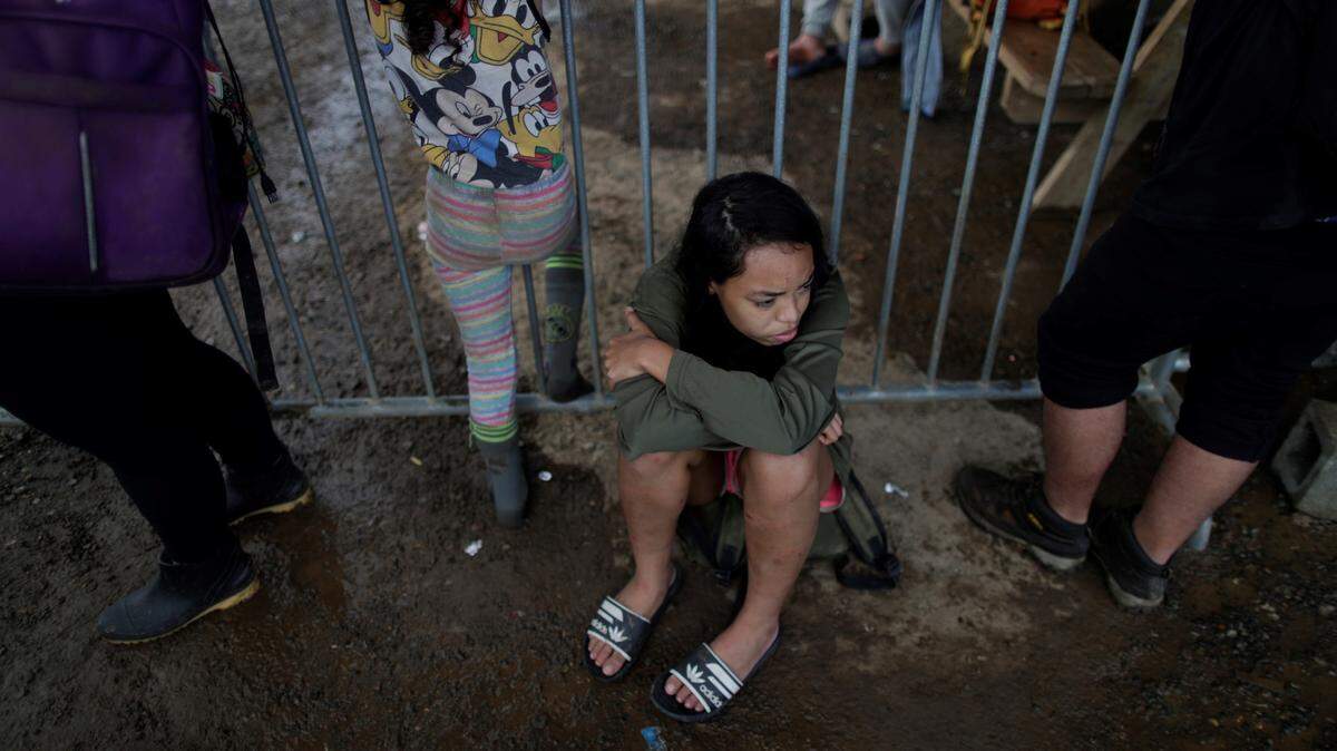 Una joven inmigrante espera para ser inscrita en el refugio San Vicente, en Darién, Panamá, en esta foto de archivo del 23 de diciembre de 2023.