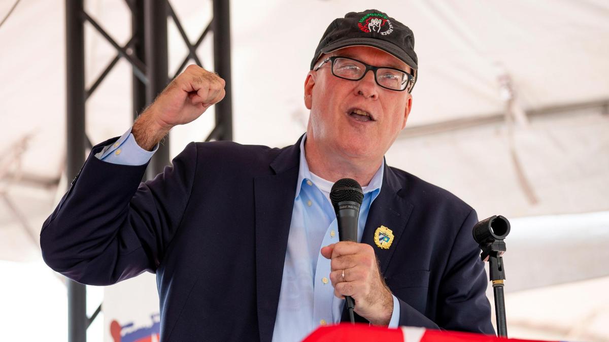 El activista cubano Orlando Gutiérrez-Boronat habla a la comunidad de exiliados cubanos del sur de Florida en la fecha patriótica del “Grito de Yara” en solidaridad con la Huelga Nacional en Cuba, cerca del Monumento a Bahía de Cochinos en el Aeropuerto Ejecutivo de Miami en Miami, Florida, el domingo 10 de octubre de 2021.