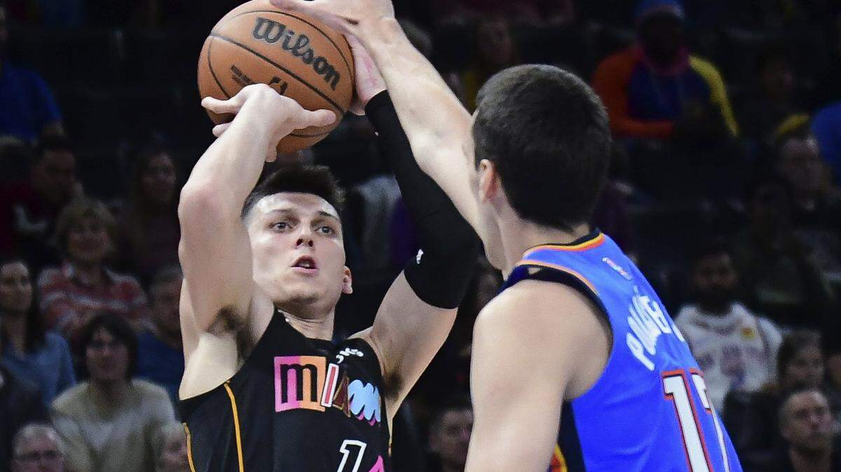 El jugador del Heat Tyler Herro tira al aro ante la marca de Aleksej Pokusevski, del Thunder, en el partido celebrado el 15 de noviembre de 2021 en Oklahoma City.