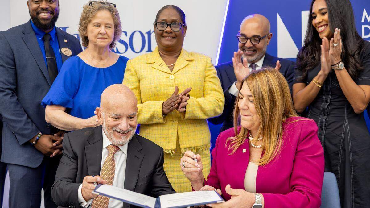 Carlos Migoya, director ejecutivo de Jackson Health System, y Madeline Pumariega, presidenta de Miami-Dade College, firman un memorando de entendimiento para establecer una escuela secundaria chárter de ciencias de la salud en el Distrito de la Salud de Miami, durante una conferencia de prensa en el Campus Médico del MDC el lunes 18 de mayo de 2026, en Miami.