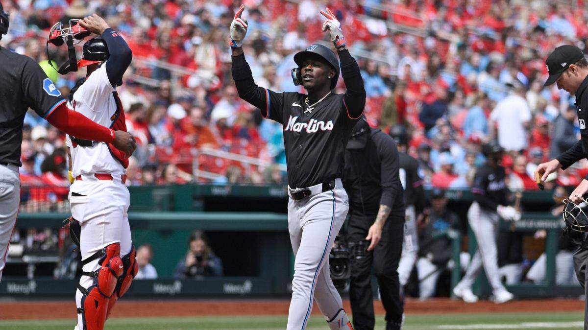 El jardinero de los Marlins de Miami Jazz Chisholm Jr. celebra tras batear un jonrón de tres carreras en el primer inning del partido ante los Cardenales, celebrado el 7 de abril de 2024 en San Luis.