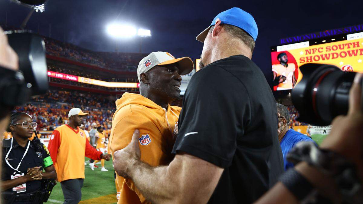 Todd Bowles (izq.) y Dan Campbell, quienes dirigieron de manera interina a los Dolphins, protagonizarán uno de los choques más interesantes de la ronda divisional de los playoffs entre los Buccaneers de Tampa Bay y los Lions, el domingo.