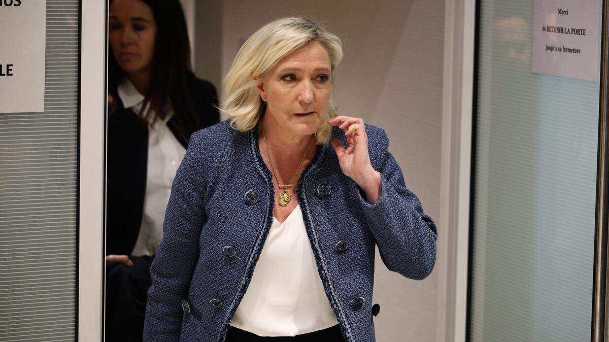 Marine Le Pen, presidenta del partido de ultraderecha Agrupación Nacional (RN), abandona la sala de un tribunal en París, el lunes 31 de marzo de 2025.