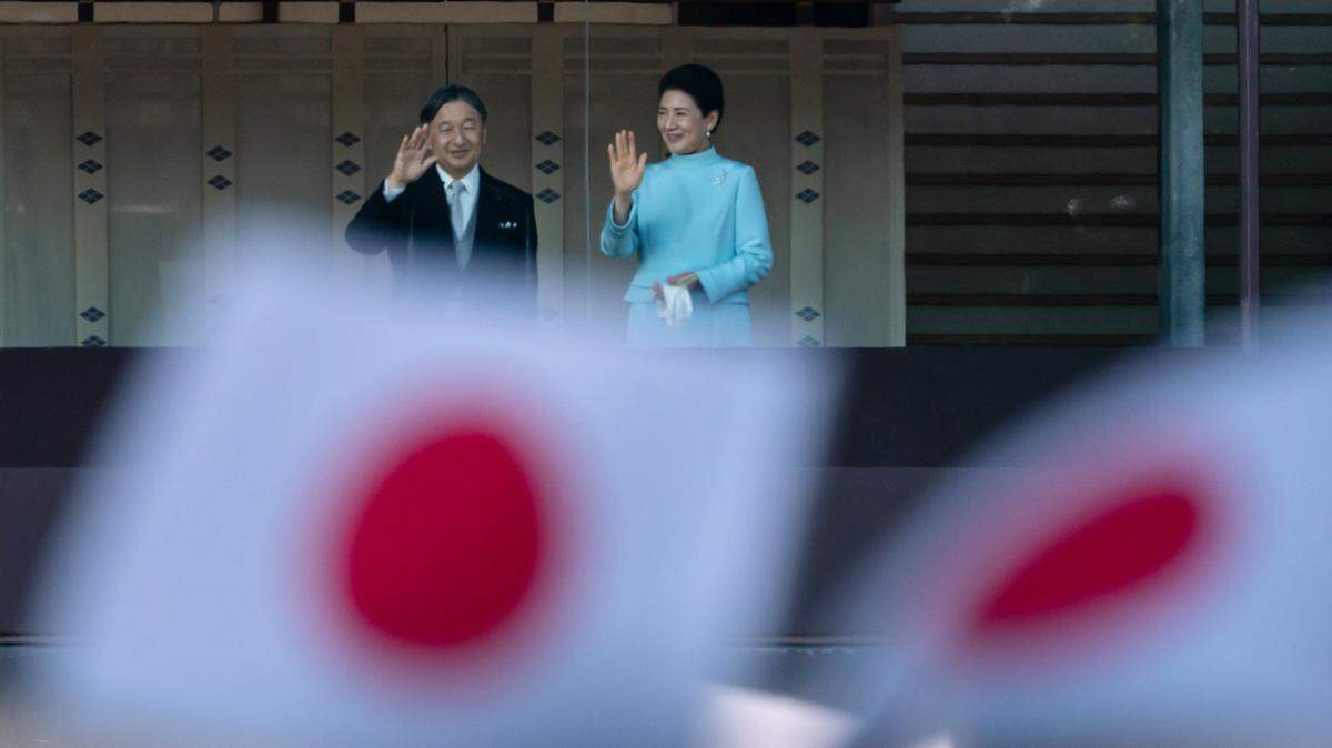 El emperador de Japón, Naruhito (izq.), y la emperatriz Masako (der.), saludan durante la aparición de Año Nuevo de la familia imperial japonesa en el Palacio Imperial el 2 de enero de 2026 en Tokio, Japón.