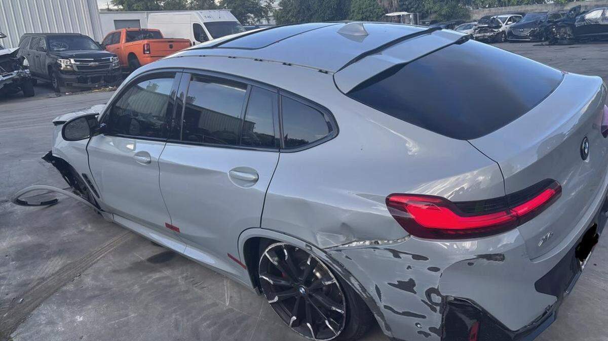 El conductor de un BMW se estrelló a primeras horas del domingo 24 de mayo de 2026 durante una persecución, informó el Departamento de Policía de Pinecrest.