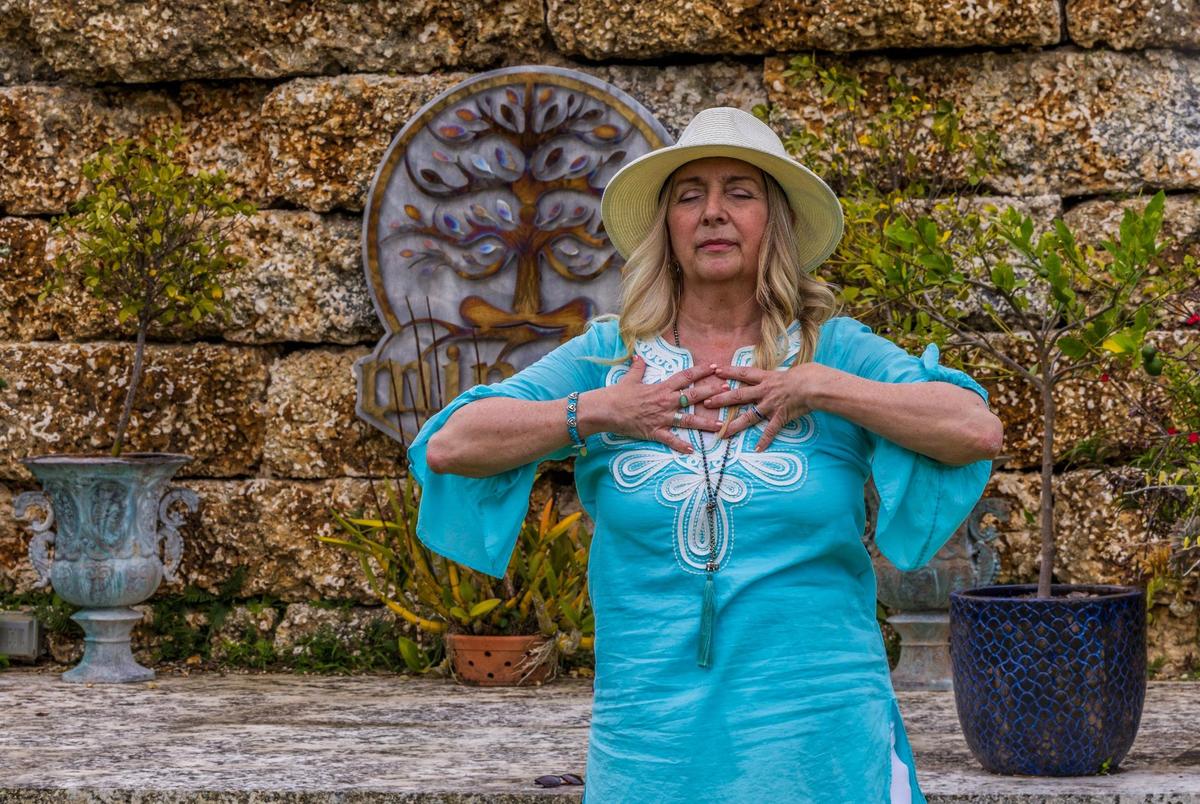 Suzanne Jewell, Chief Experience Officer de Patch of Heaven, en el Círculo de Meditación del santuario. Jewell explicó los beneficios de entrar en contacto con la naturaleza para reducir la ansiedad y el estrés.