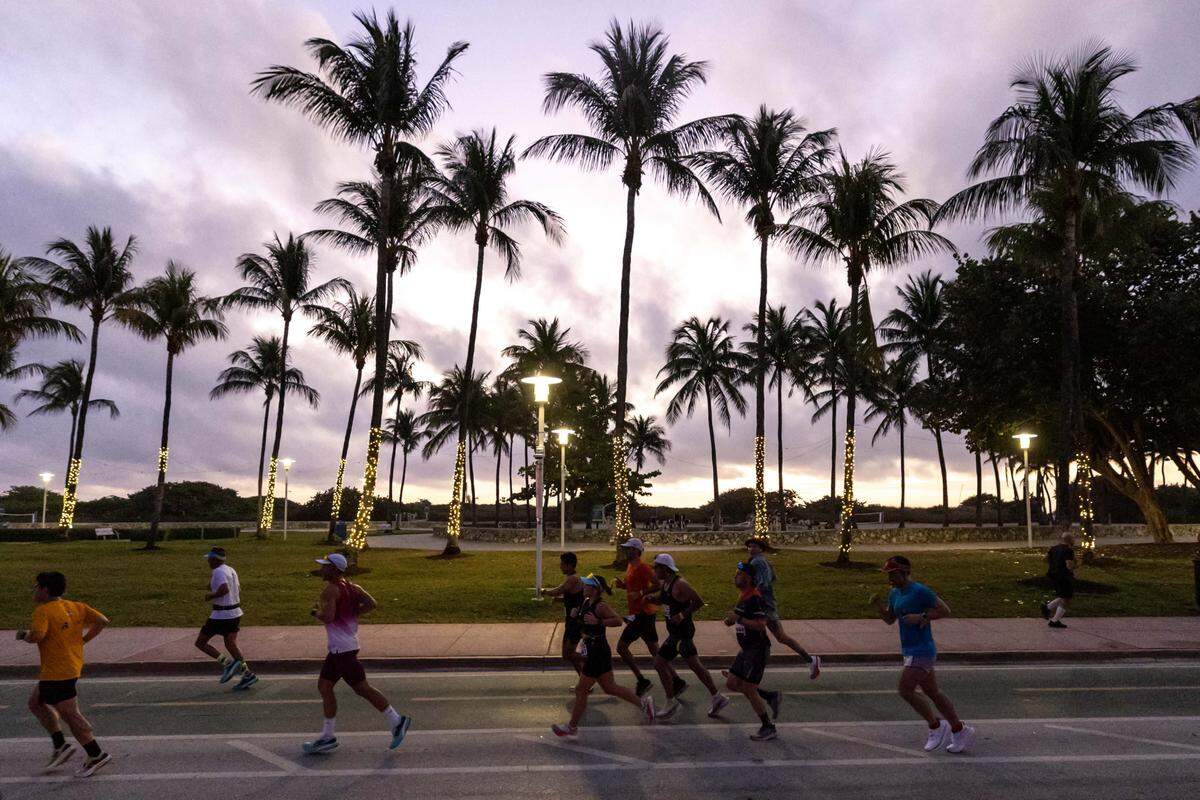 Corredores pasan por Lummus Park mientras avanzan por Ocean Drive participando en la 23ª edición de la Maratón y Media Maratón Life Time de Miami el domingo 2 de febrero de 2025, en Miami, Florida.