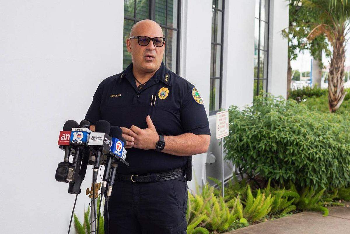 El jefe de la policía de Miami, Manuel Morales, dijo que la policía está investigando después de que el artista de reggaetón cubano ‘El Taiger’ fuera encontrado con un disparo en la cabeza en un automóvil el jueves 3 de octubre de 2024. Morales habló en una conferencia de prensa el viernes. Alexia Fodere para The Miami Herald.