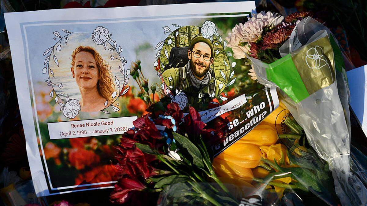 Una tarjeta con imágenes de Renee Good y Alex Pretti se encuentra entre flores y otros objetos conmemorativos en un monumento en Minneapolis, Minnesota, el martes 27 de enero de 2026. El sábado 24 de enero, agentes federales dispararon y mataron a Alex Pretti, un enfermero de cuidados intensivos de 37 años, durante un forcejeo con él en una calle helada en Minneapolis, menos de tres semanas después de que un agente de inmigración disparara contra Renee Good, también de 37 años, matándola en su coche.