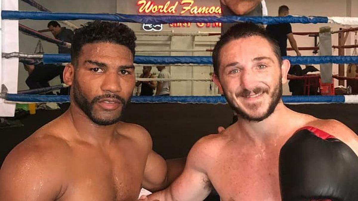 JAMES DICKENS (der.) junto a Yuriorkis Gamba en un entrenamiento antes de la pelea del cubano el 10 de noviembre en Miami.