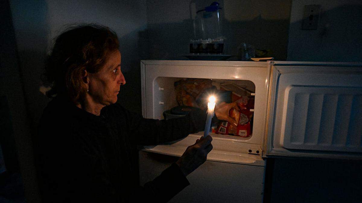 Una mujer sostiene una vela durante un apagón en el barrio de Luyano, en La Habana, el 28 de enero de 2026. 